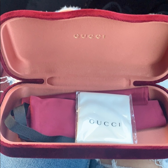 New Gucci sunglasses w/case, bag and cloth - Picture 2 of 4